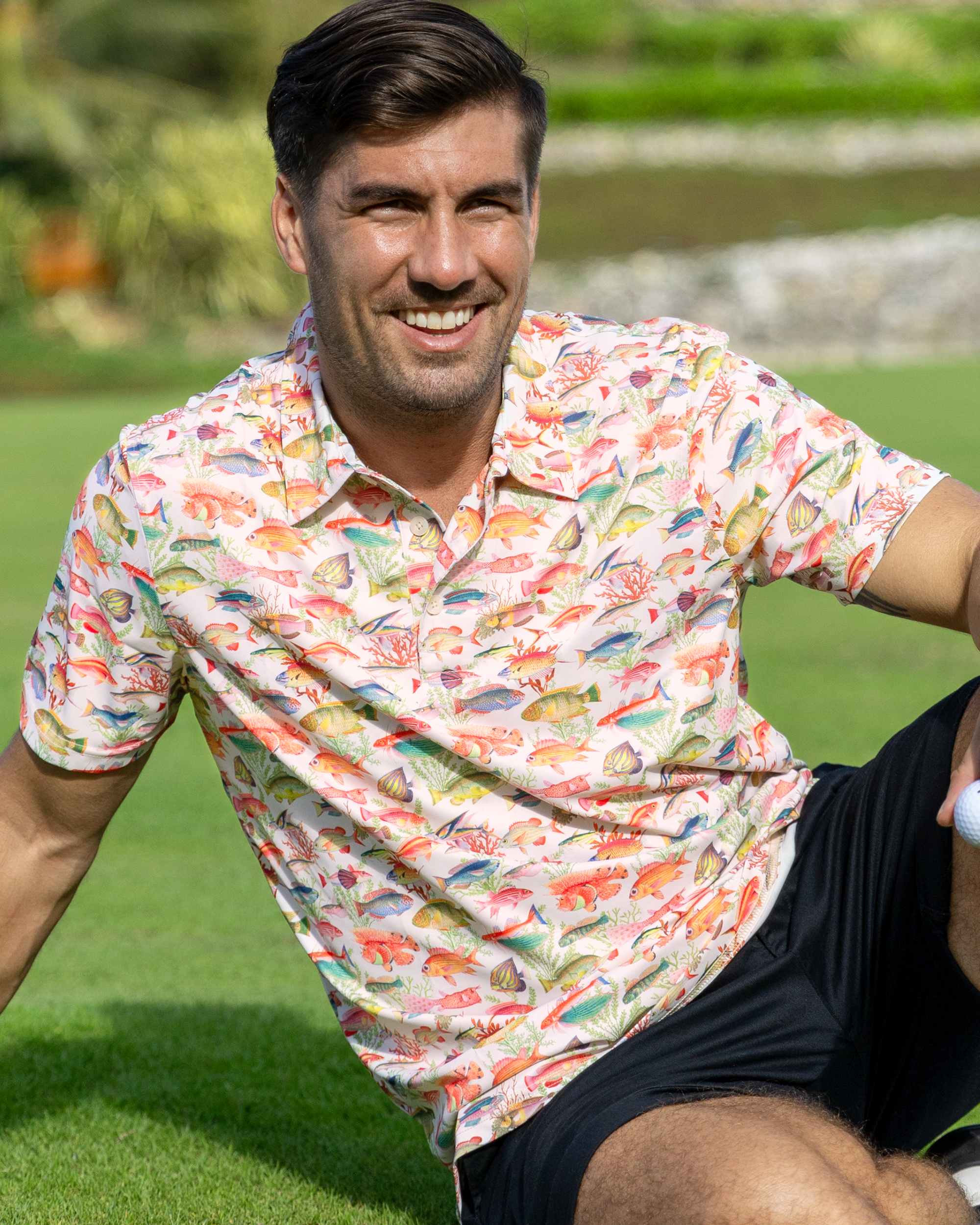 Polo de manga corta con estampado de peces marinos hawaianos para hombre