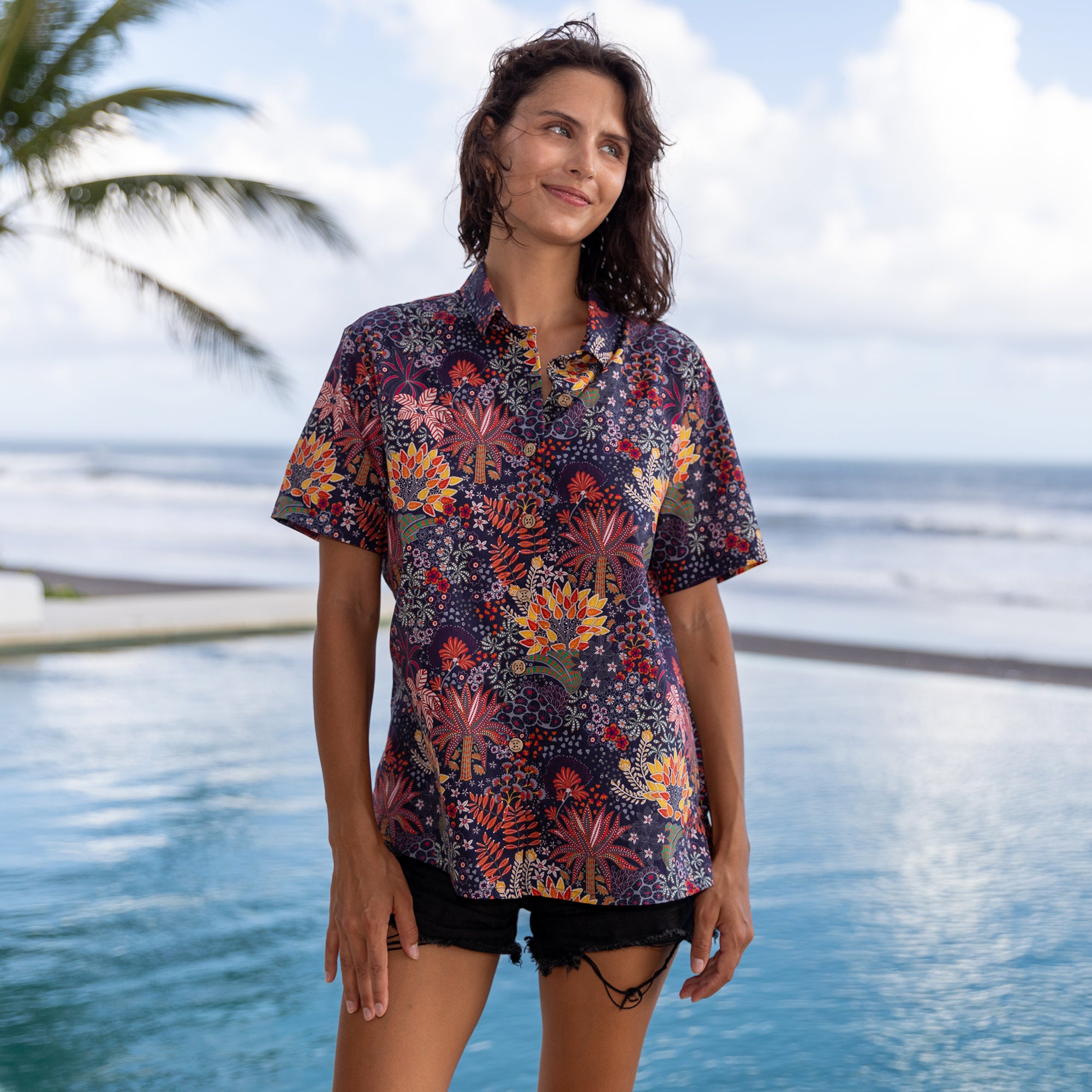 Camisa hawaiana de mujer con estampado de plantas extravagantes de algodón con botones y manga corta