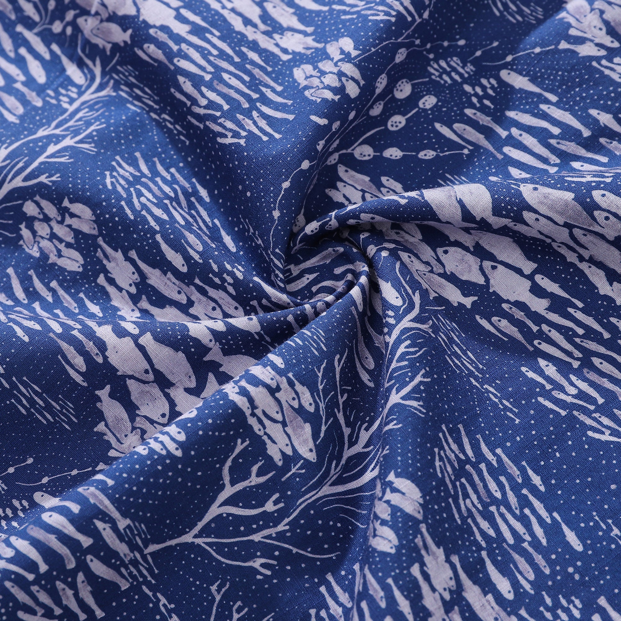 Herren-Hawaiihemd Shoal Layered Print von Katie O'Shea Design Kurzarm-Aloha-Hemd aus Baumwolle mit Knopfleiste