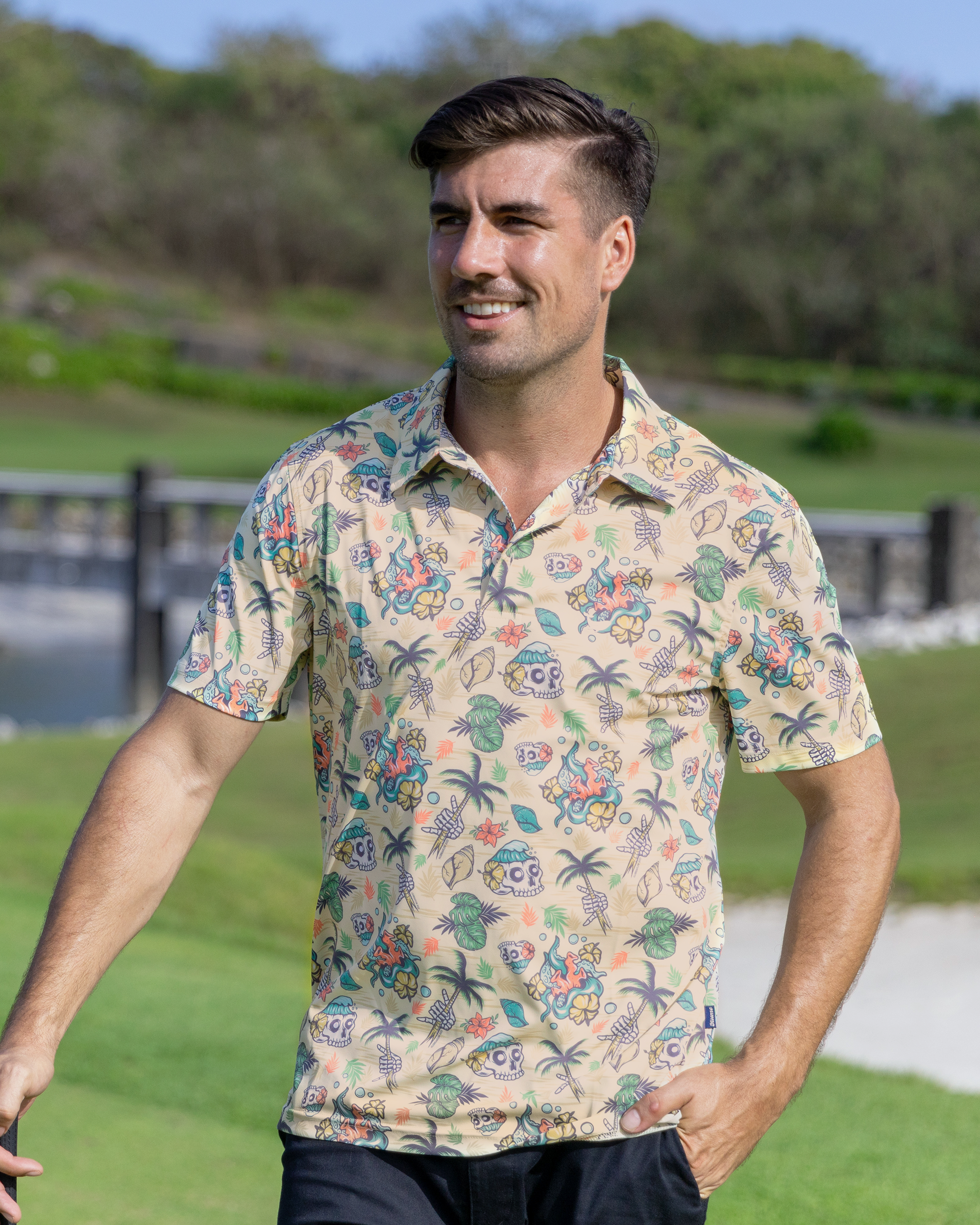Polo de manga corta vintage hawaiano de los años 90 con calavera tropical salvaje hawaiana para hombre